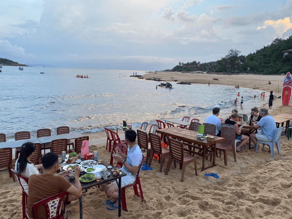 Almuerzo de mariscos en Bai Huong
